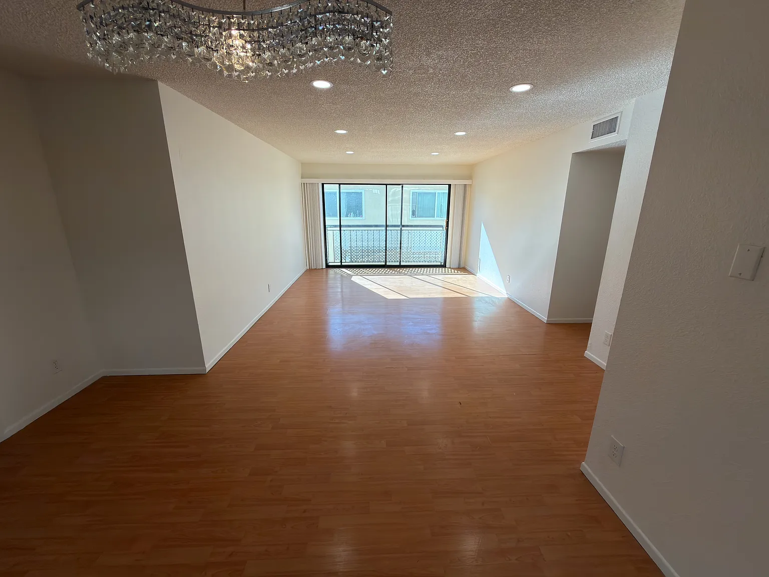 814 E Windsor Rd — Photo 4
