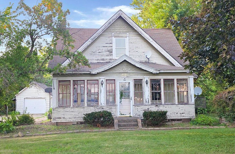 1st image of 812 Maple Ave E