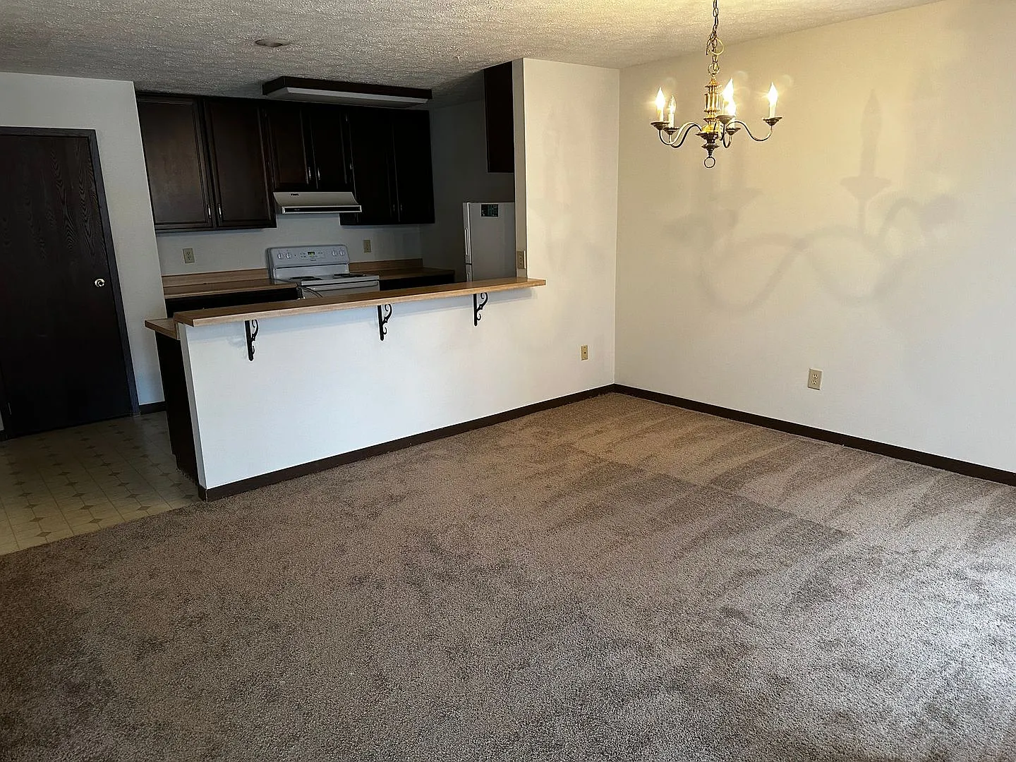 631 E Waterloo Court — Photo 2