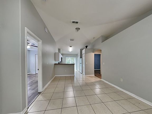 5th image of 1613 E Poinsettia Ave