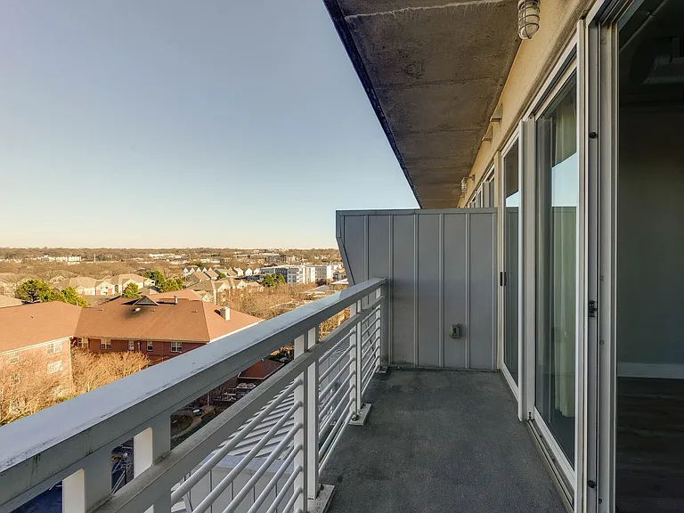 505 E 6th St #815 — Photo 32