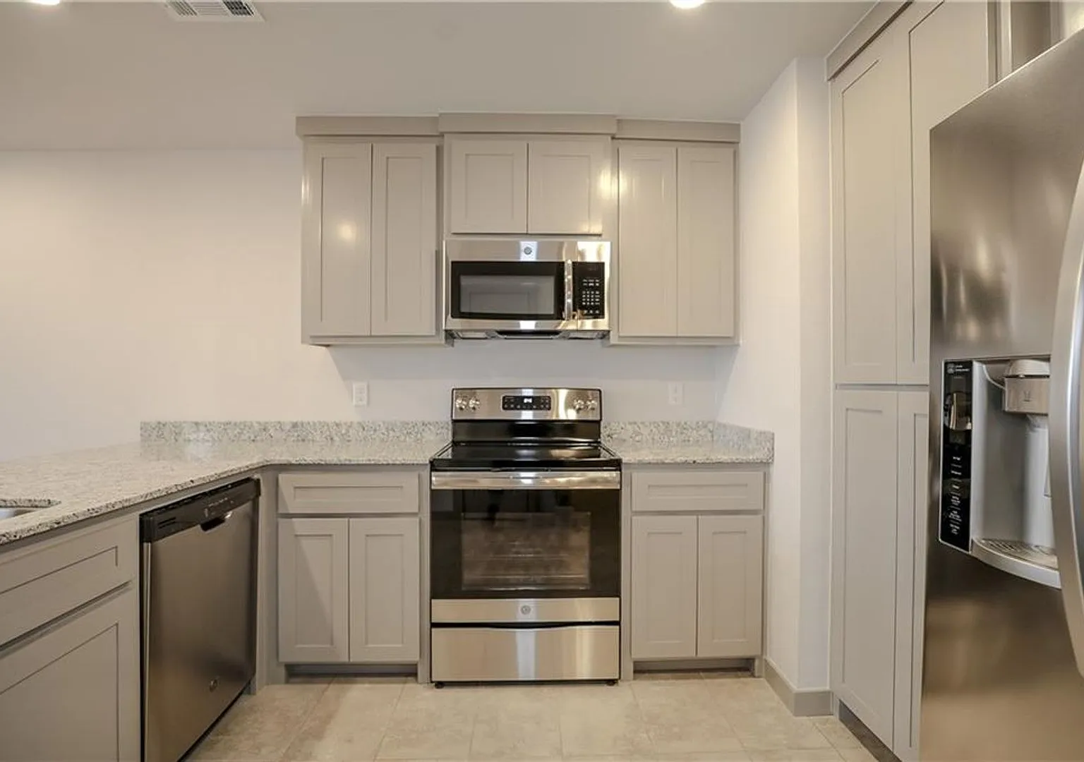 Welcome To Your Next Home In A Fabulous Central Location — Photo 3