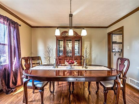 3rd image of 203 Meadowbrook Dr