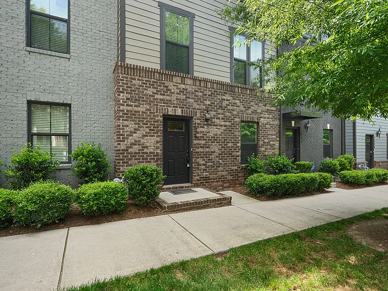 1527 S Church St — Photo 1