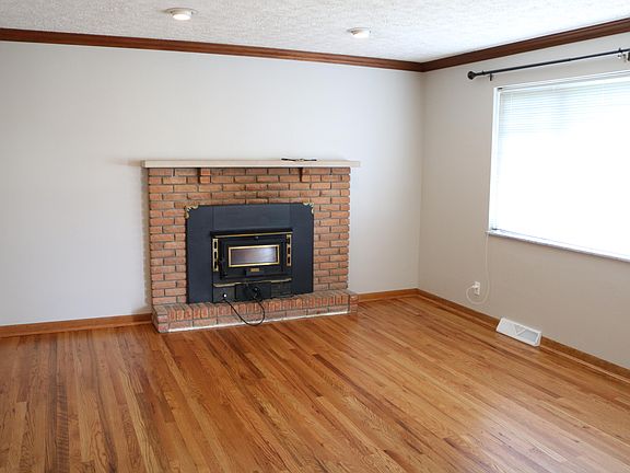5th image of 9005 Oak Ln