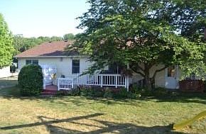 2nd image of 807 E Meadowlands Dr