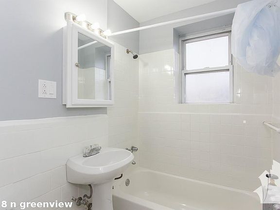 3rd image of 6928 N Greenview Ave #628