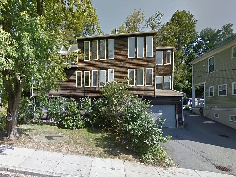 33 Lawn St — Photo 1