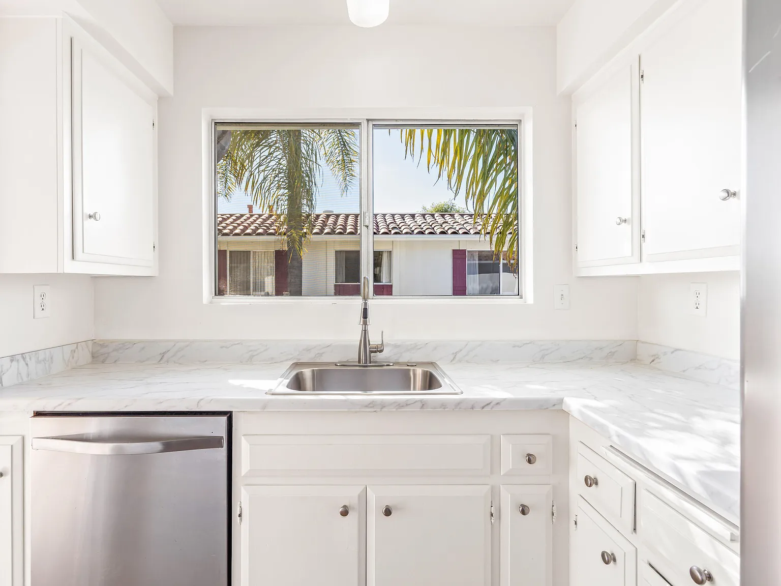 2 bed, 2.0 bath, 1078 sqft, $4,300 — Photo 4