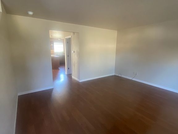 3rd image of 810 Avenue E