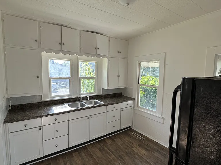 1403 W 4th St — Photo 10