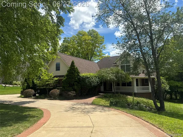 9015 Huron Bluffs Dr, White Lake, MI 48386