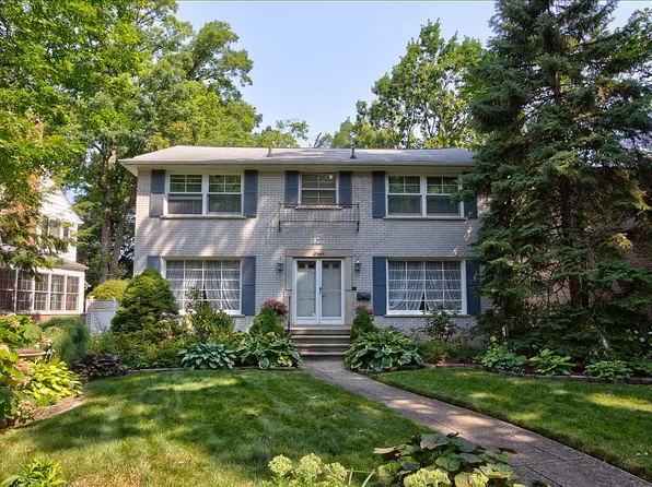 4 Cambridge Blvd, Pleasant Ridge, MI 48069