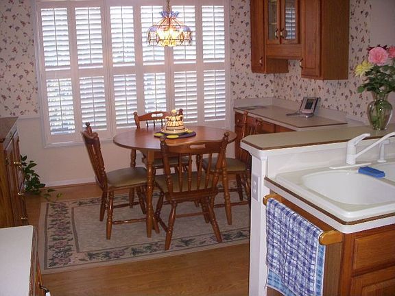 Eat in Area/Built in Desk and Shelving