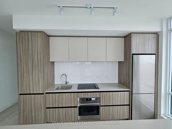 7950 Bathurst St, Vaughan, ON