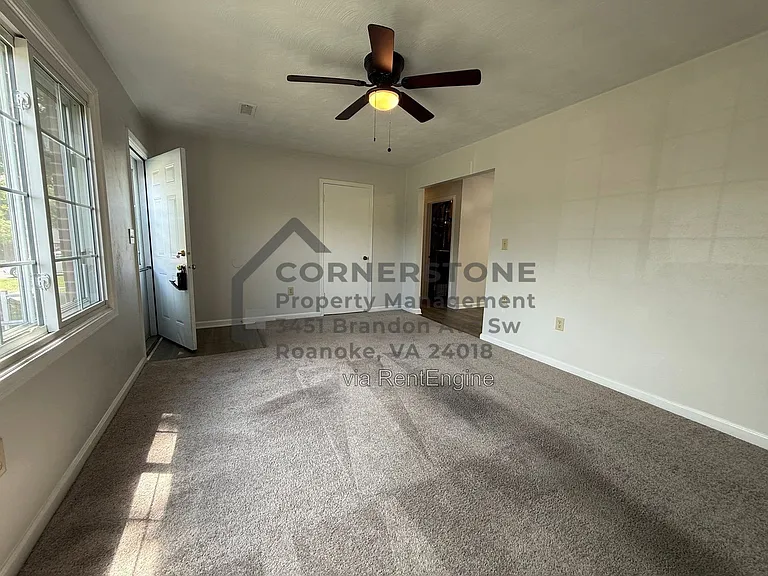 1103 Lakeview Pl — Photo 7