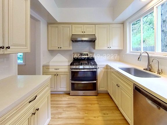 2nd image of 3125 N Beachwood Dr