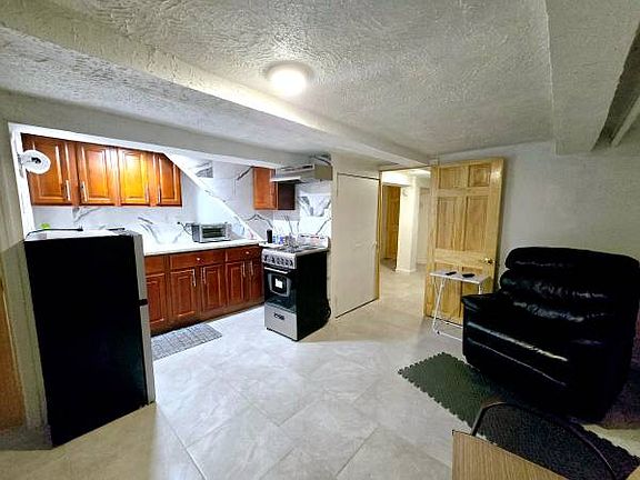3rd image of 325 48th St #B