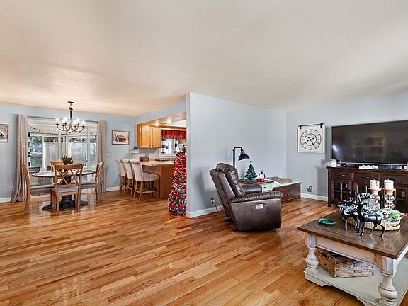 4th image of 1079 Cooper Dr