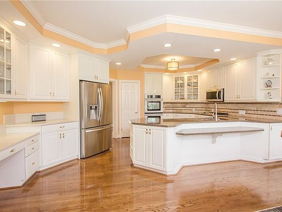 5th image of 1 Crownwood Cir