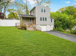 189 Magnolia Dr, Rocky Point, NY 11778