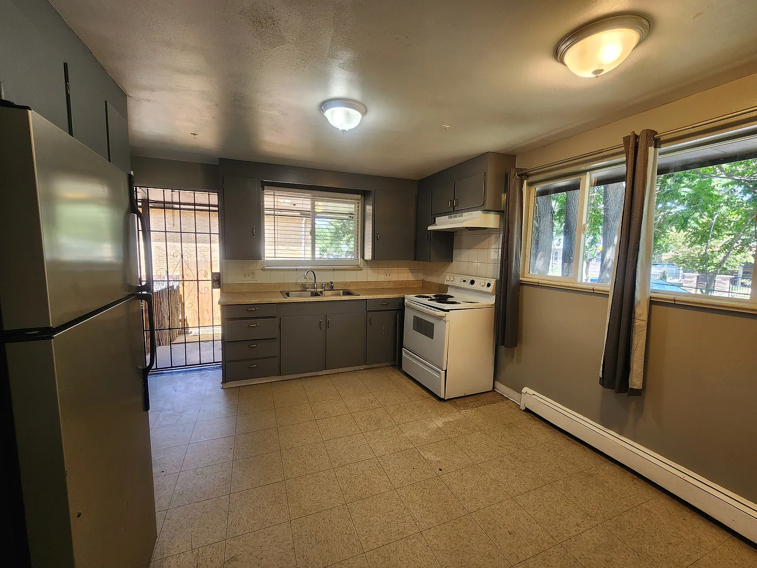 3 bed, 1000 sqft, $2,100 — Photo 2