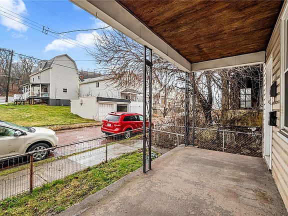 3rd image of 902 Robinson St