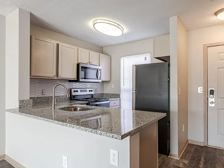 Eastpointe Lakes Apartments and Townhomes — Photo 5