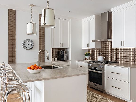 3rd image of 212 W 72nd St #8F