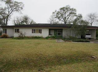 1010 Lakeside Dr, Highlands, TX 77562