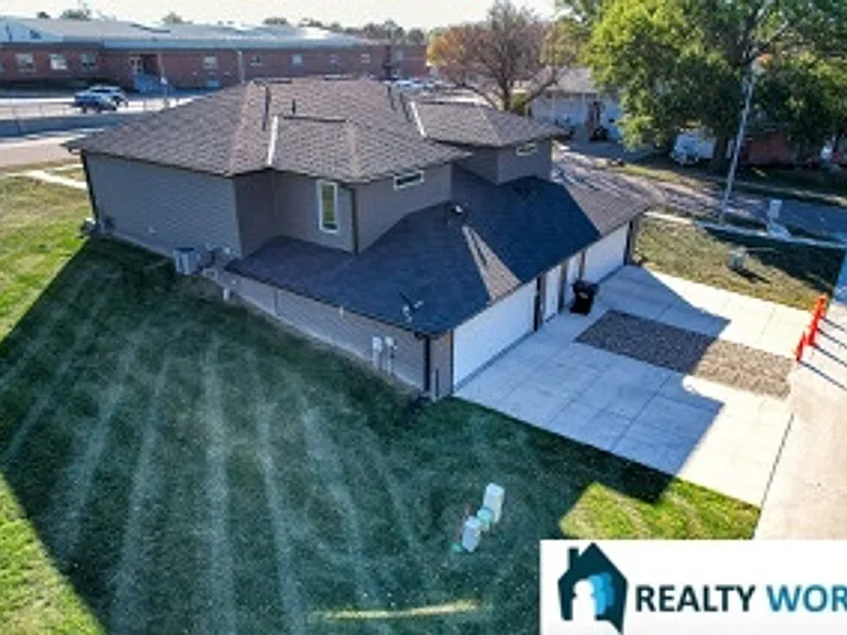 4547 Lewis Ave — Photo 2