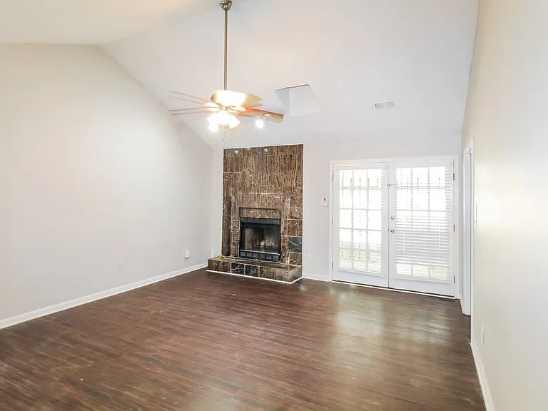 599 Maple Dr — Photo 3