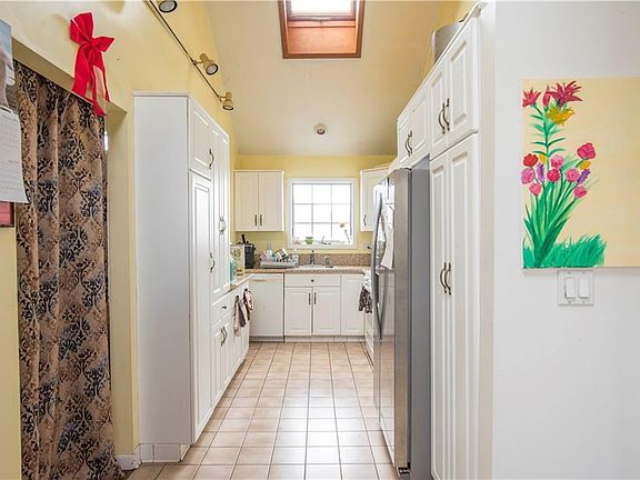 2nd image of 19 Middlebranch Ln