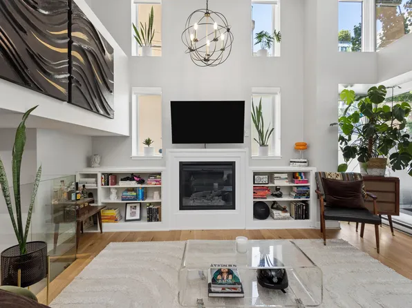 428 Helmcken St, Vancouver, BC V6B 0B1