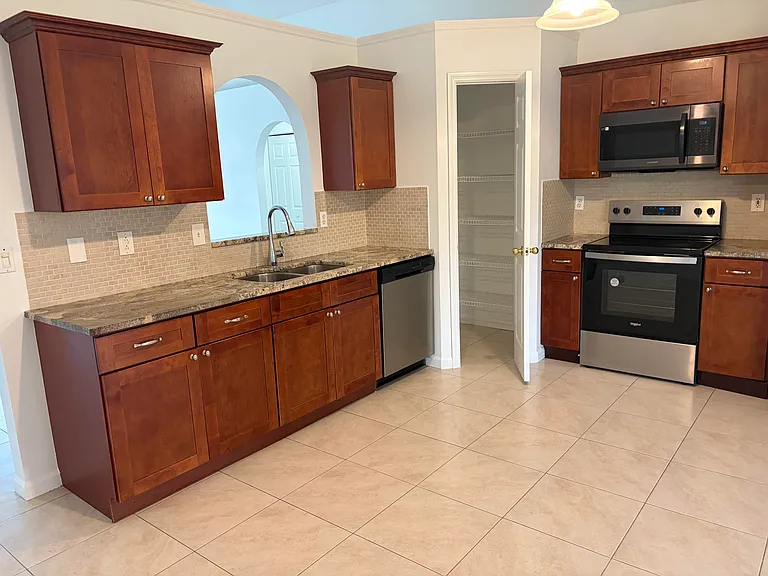 1682 SW Glacador Ave — Photo 6