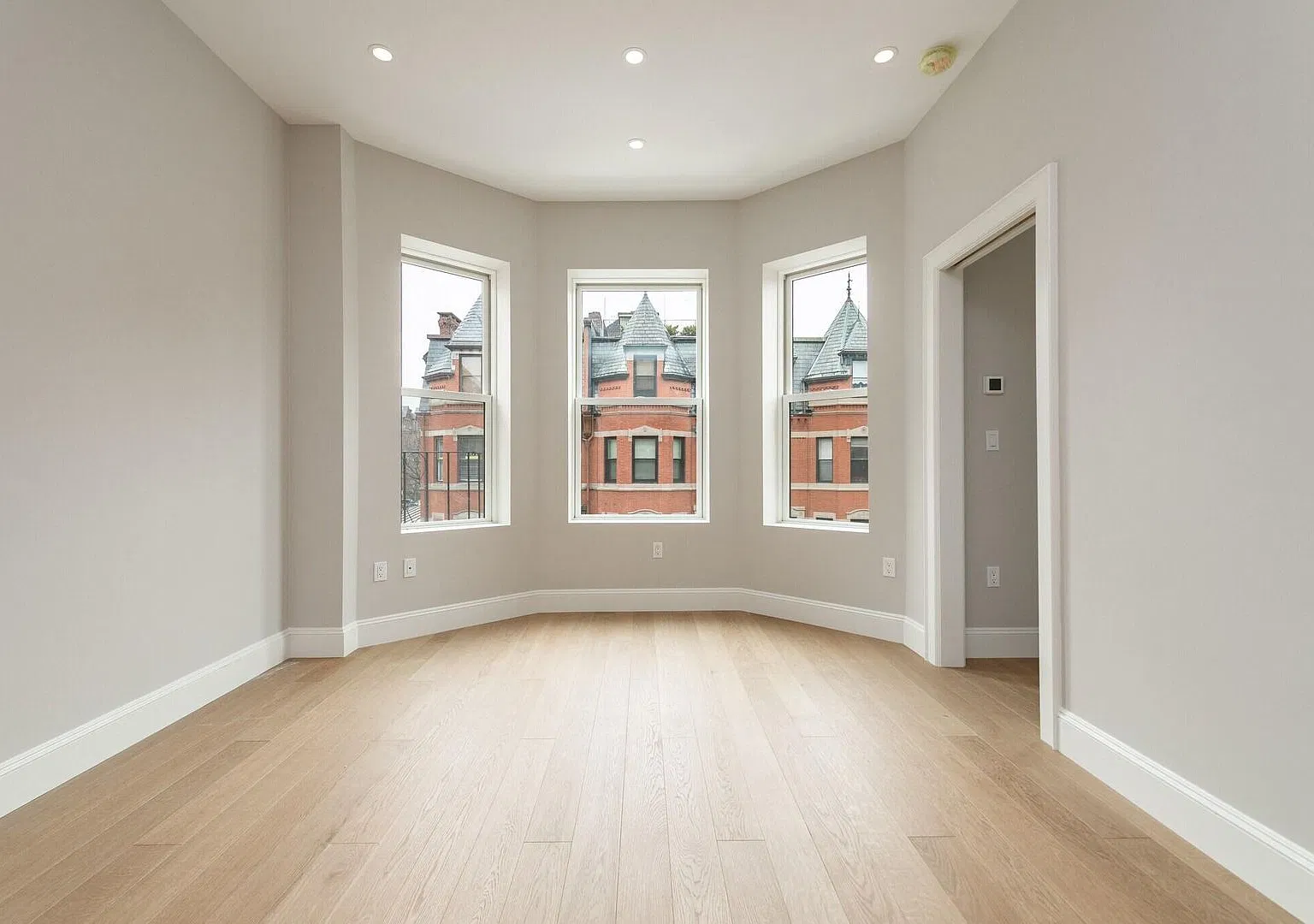 Charming 2 Bedroom-No Broker Fee — Photo 4