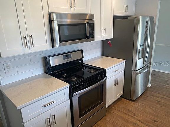 4th image of 16 Carriage Hill Cir