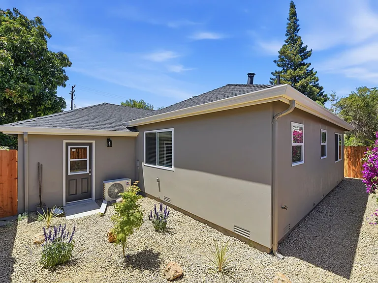 447 Alviso St — Photo 31