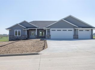 8210 Tegan Dr, Peosta, IA 52068