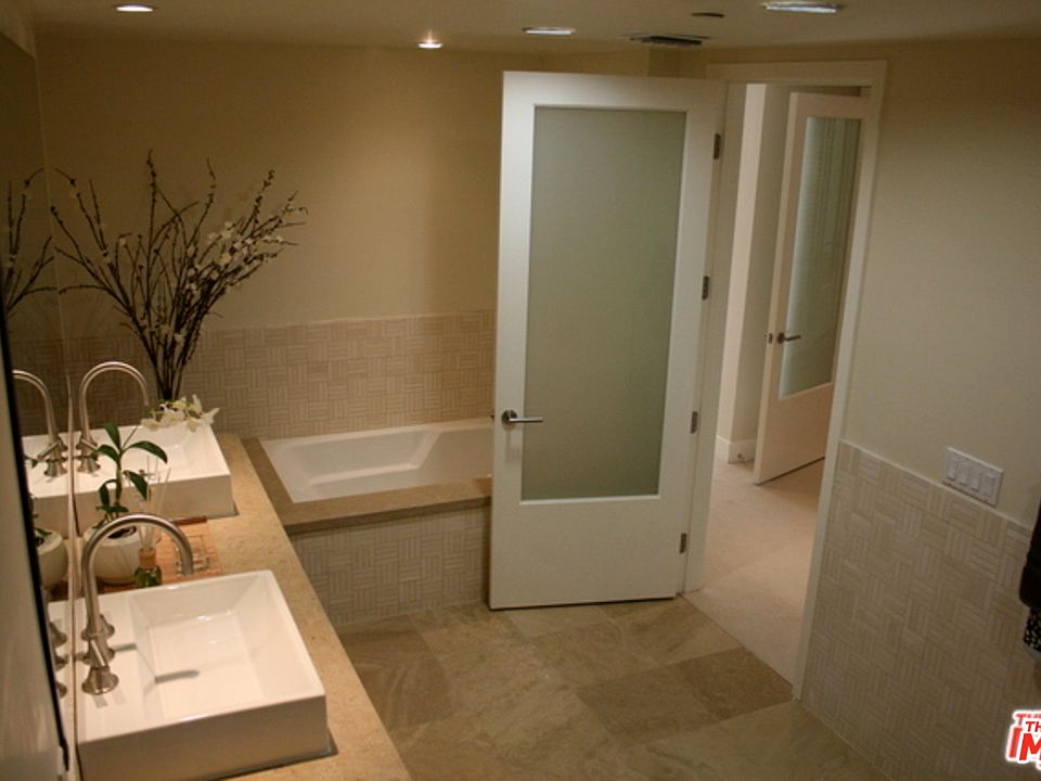 2nd image of 1517 S Bentley Ave APT 204