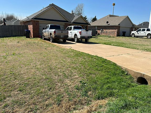 3rd image of 224 W Comanche Ave