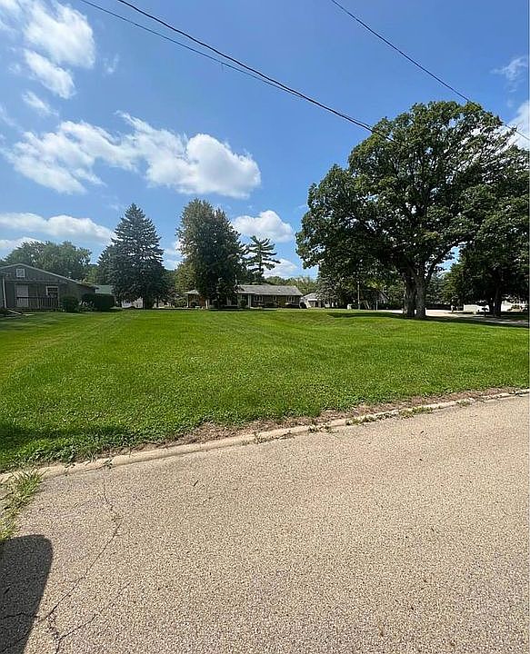 2nd image of 329 Bluff St