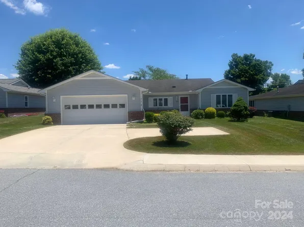212 Dartcrest Dr, Hendersonville, NC 28792
