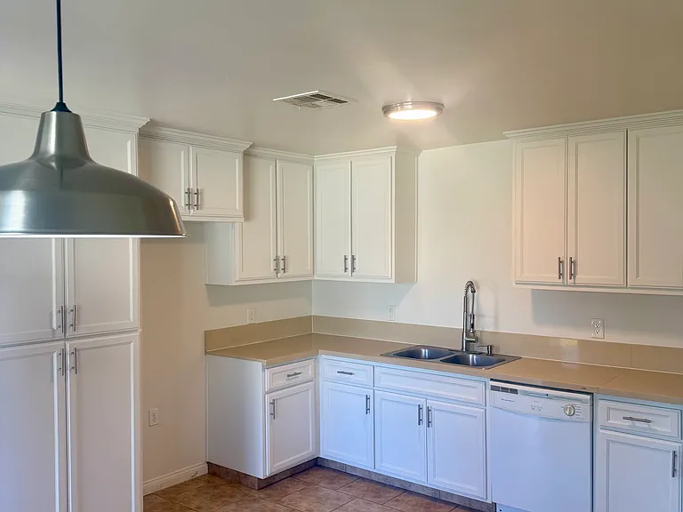 1016 Meredith Dr — Photo 10