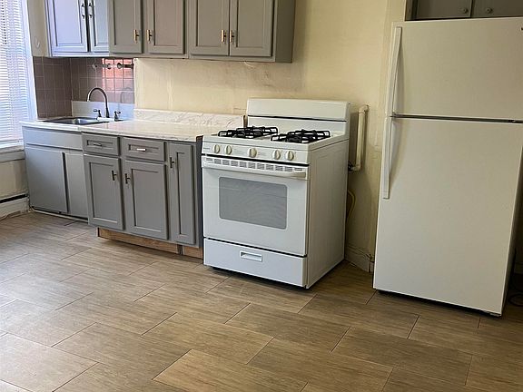 3rd image of 527 Willow Ave APT 4