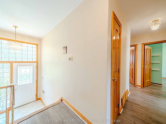 5th image of 102 Meadowvale Rd