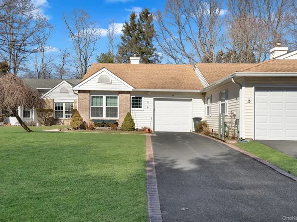 11 Chipmunk Trail, Coram, NY 11727