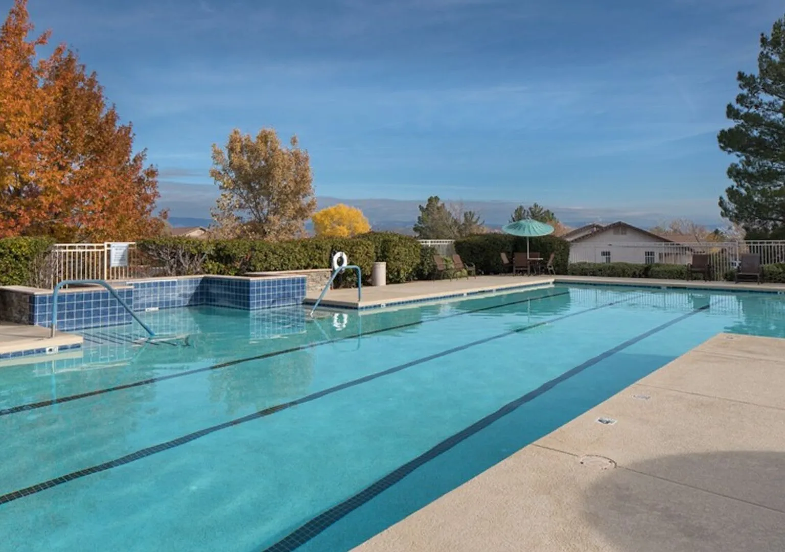 Great Location! Comm Pool & Hot Tub! — Photo 1