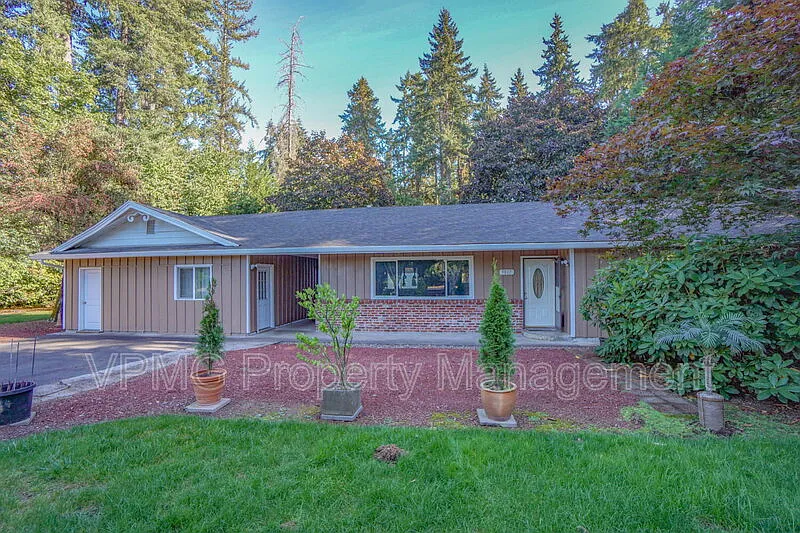 4 bed, 2.0 bath, 1818 sqft, $2,995 — Photo 3