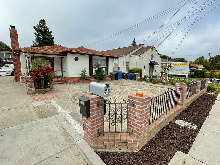 36933 Niles Blvd — Photo 2